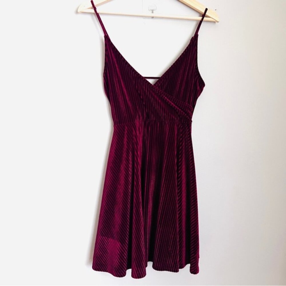 Forever 21 Red Velvet Spaghetti Strap V-Neck Mini Dress Size Small EUC